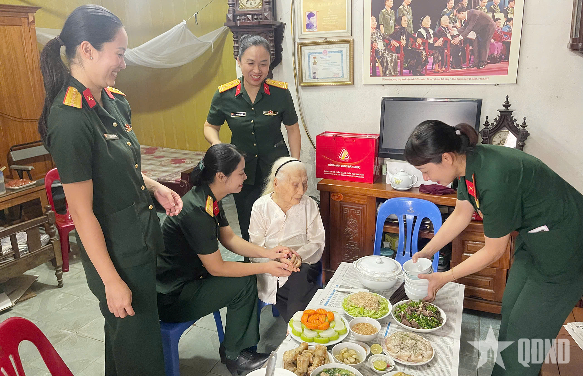 Bữa cơm sưởi ấm lòng Bà mẹ Việt Nam anh hùng


